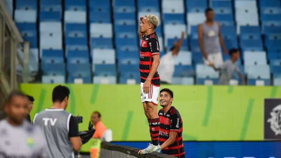 Matheus Gonçalves rasga elogios a Filipe Luís no Flamengo: 'Parece ser mais próximo da gente do que os outros treinadores'