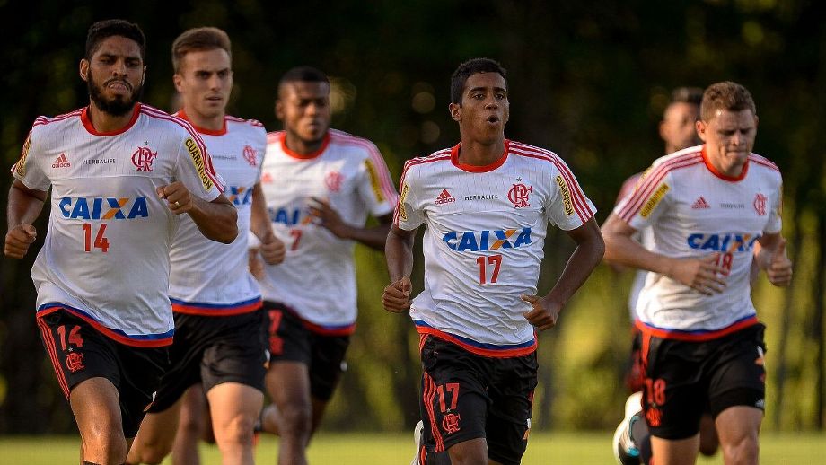 Ex-capitão do Flamengo e campeão mundial com o Corinthians é anunciado como reforço de time da Série C