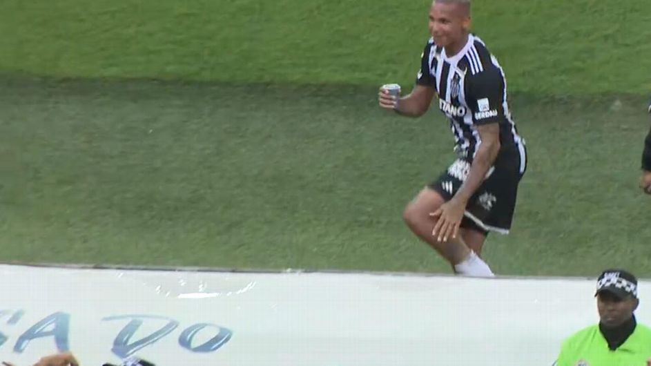 Deyverson mostra taça da Libertadores e provoca torcida do Flamengo no Maracanã