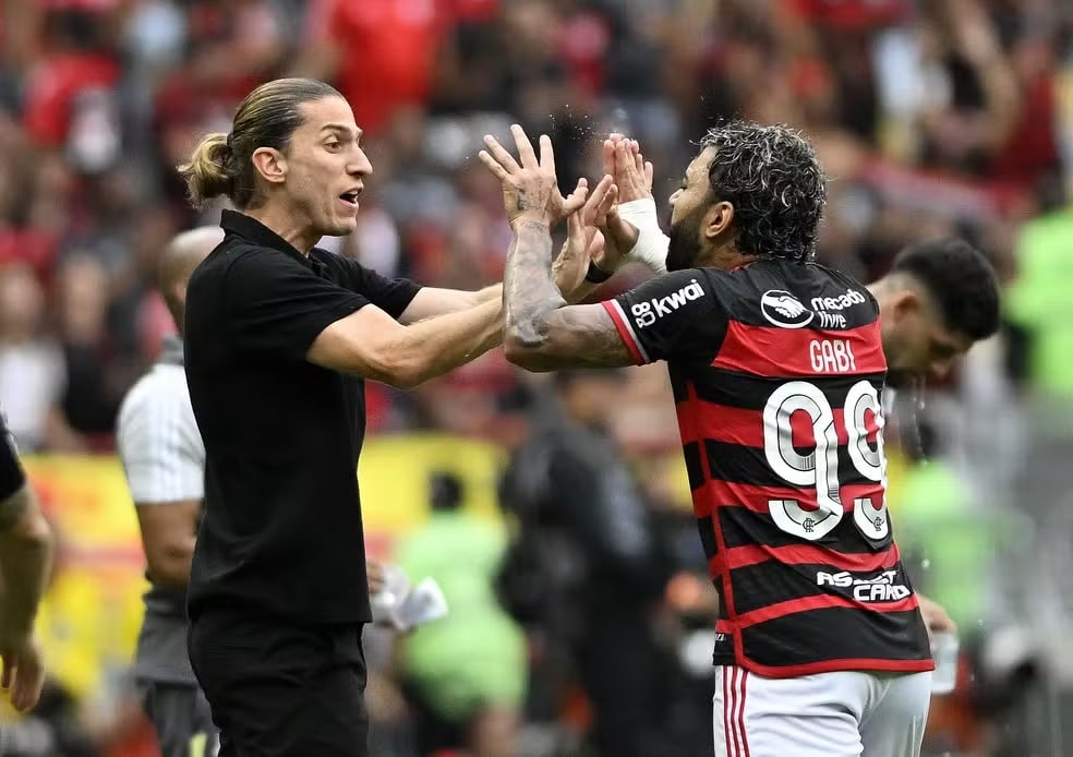 Após polêmicas sobre afastamento do elenco, Gabigol publica foto enigmática com Filipe Luís