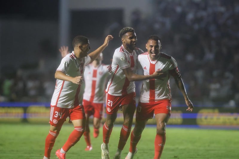 Internacional vence o Vasco em São Januário e encosta no Flamengo na tabela do Brasileirão