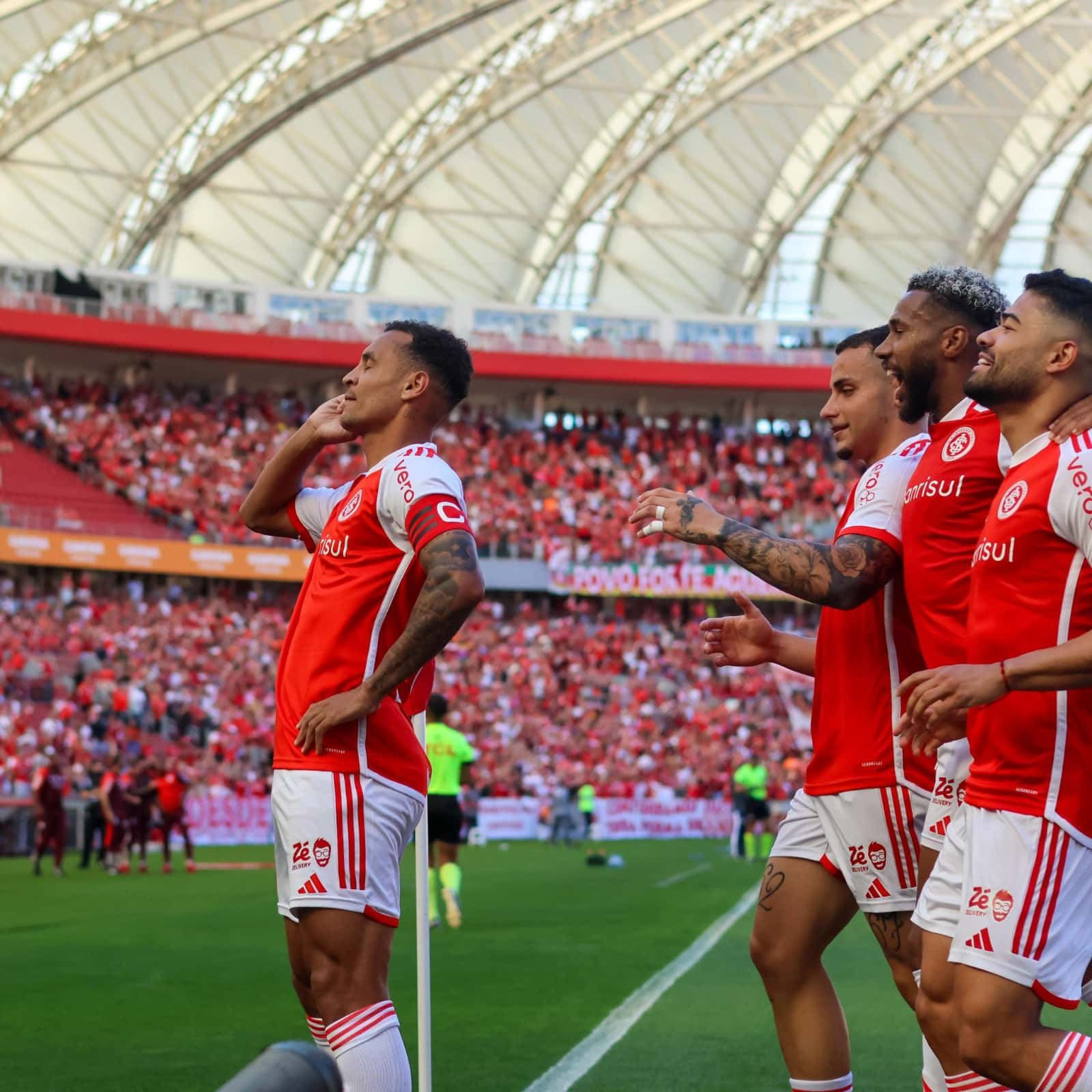 Internacional goleia o Red Bull Bragantino e tira o Flamengo do G4 - Veja tabela atualizada