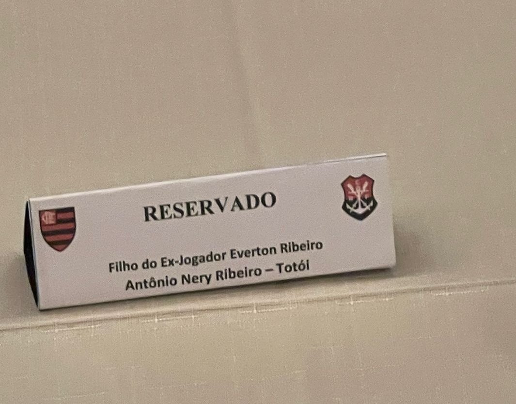 Filho de Everton Ribeiro recebe título de sócio honorário do Flamengo das mãos de Rodolfo Landim