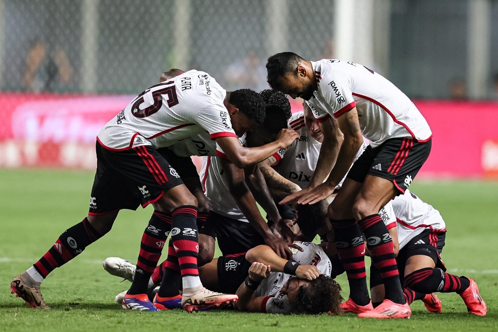 David Luiz garante vitória do Flamengo sobre o Cruzeiro na 32ª rodada do Brasileirão - veja o gol