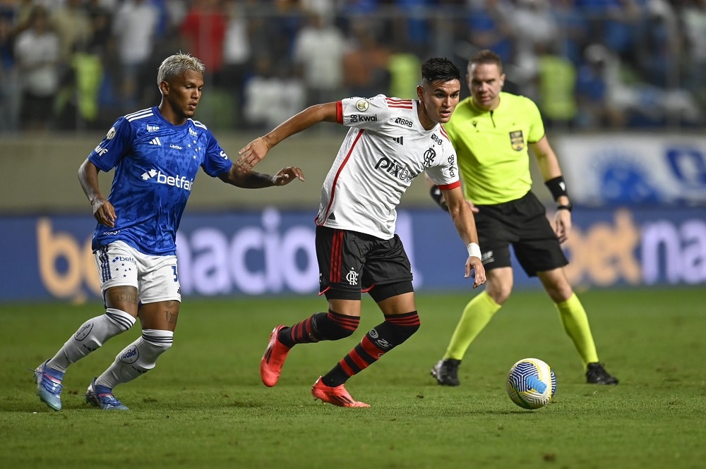 Jogou muito - Alcaraz é eleito o craque da torcida em vitória sobre o Cruzeiro na 32ª rodada