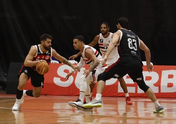 Em jogo equilibrado e decidido nos minutos finais, FlaBasquete perde para o São Paulo no NBB